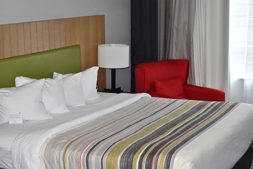 Room, 1 King Bed, Accessible, Non Smoking (Hearing Impaired Accessible) - Photo 2