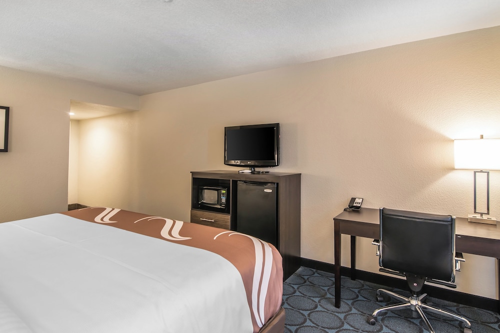 Standard Room, 1 King Bed, Hearing Accessible, Non Smoking - Photo 4
