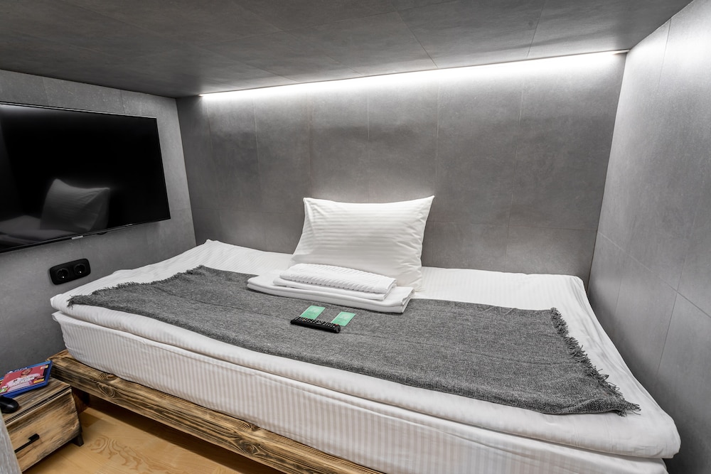 King Single Capsule Room with PC 4