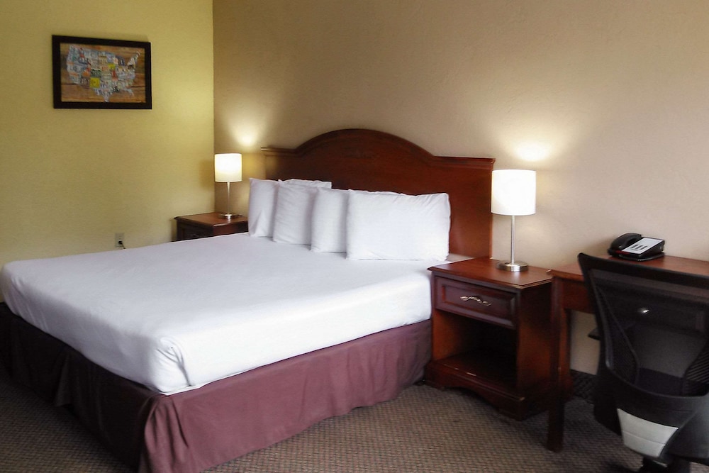 Standard Room, 1 King Bed, Non Smoking - Photo 2