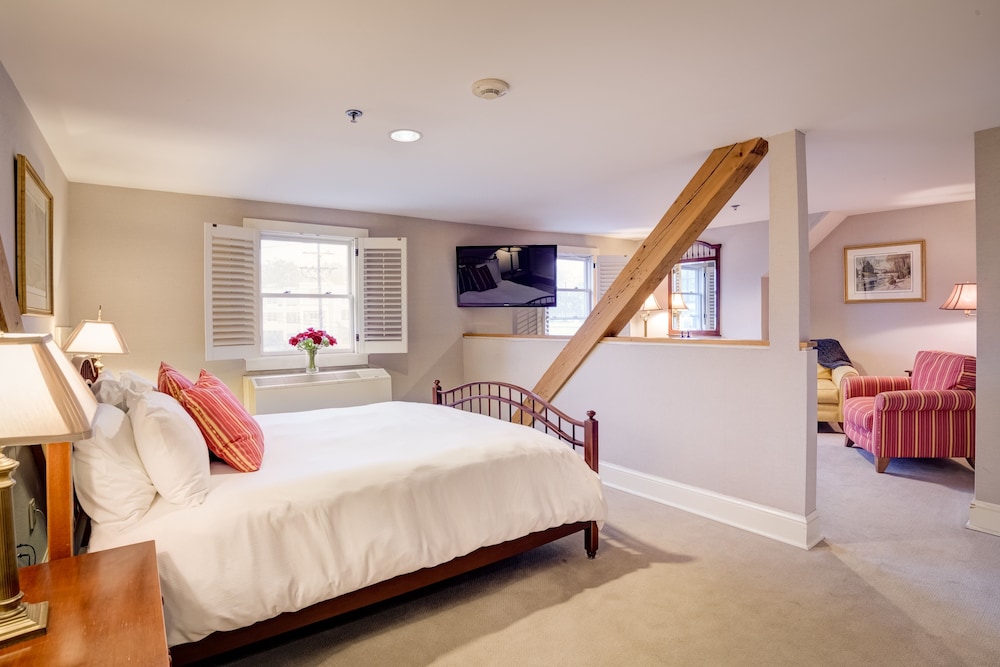 Deluxe Room, 1 Queen Bed photo 1