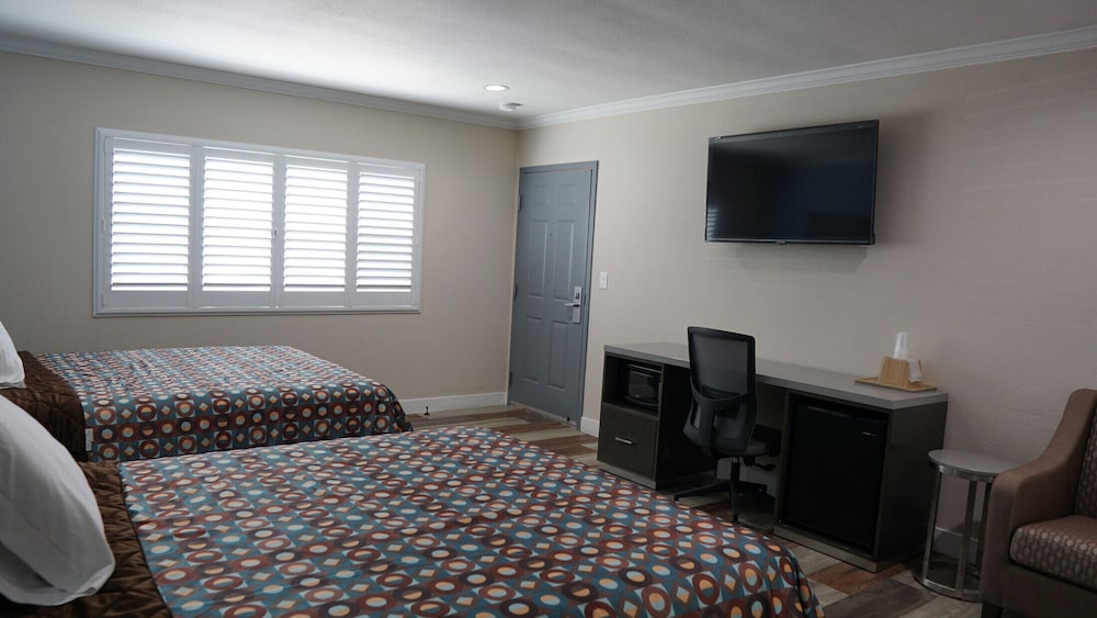 Standard Room, 2 Queen Beds, Non Smoking - Photo 3