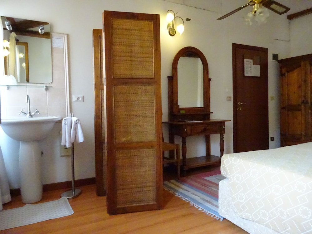 Economy Twin Room, Shared Bathroom photo 2