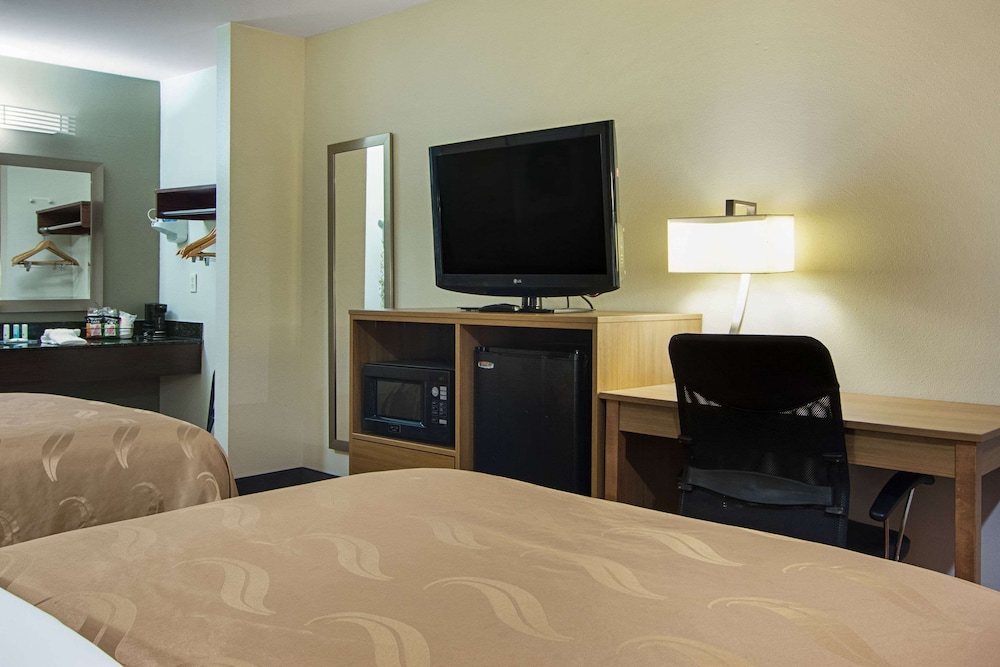 Standard Room, 2 Double Beds, Smoking - Photo 5