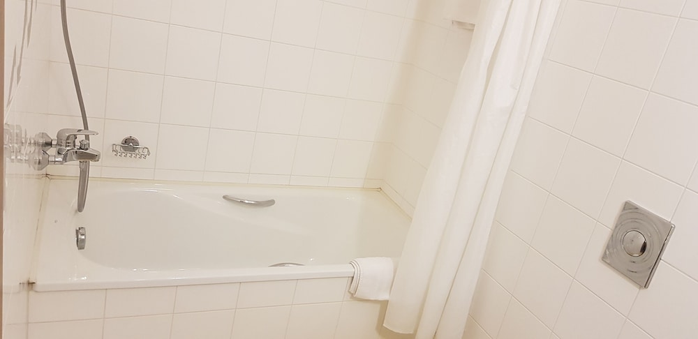 Deluxe Double Room Single Use, 1 King Bed photo 2