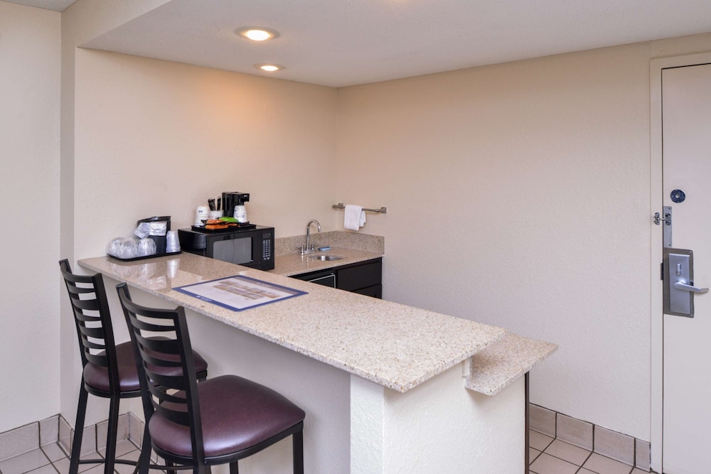 Suite, 1 King Bed, Non Smoking, Jetted Tub - Photo 2