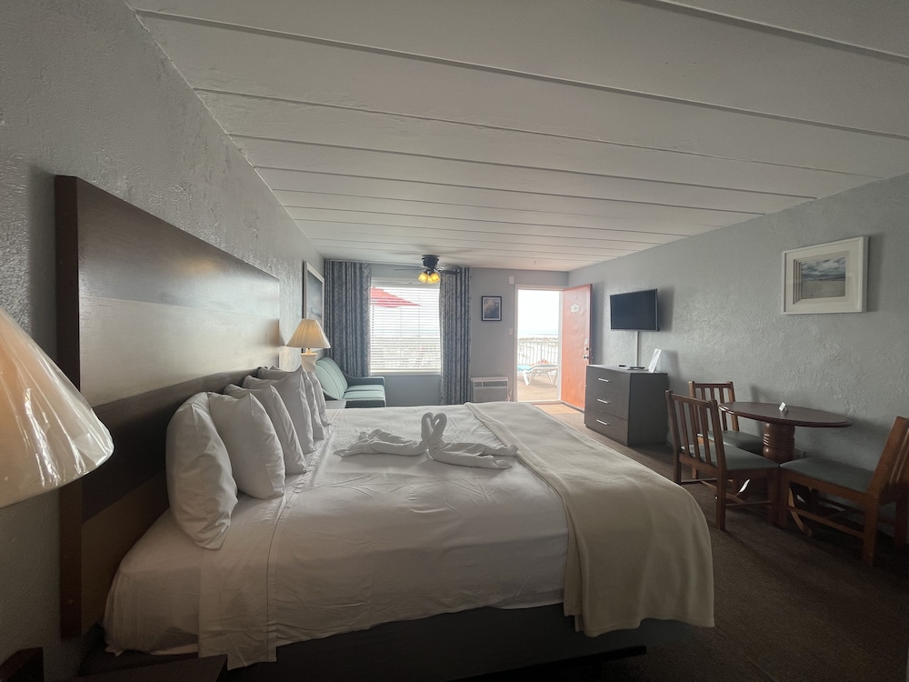 Family Suite, 1 King Bed with Sofa bed, Kitchenette (Ocean Front) photo 2