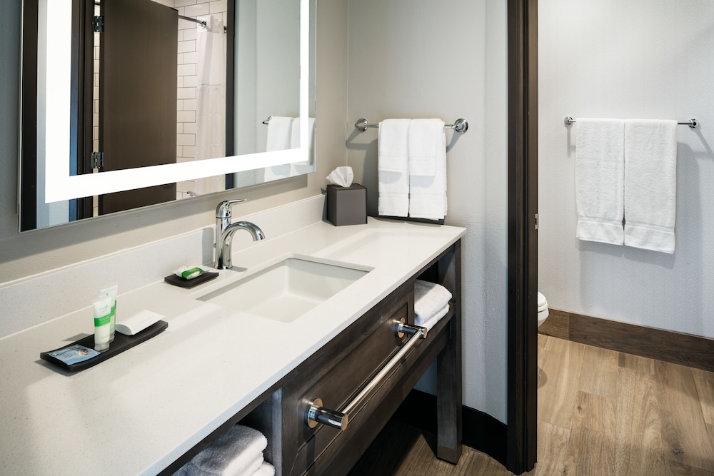 Room, 2 Queen Beds, Ocean View (ADA PET) photo 2