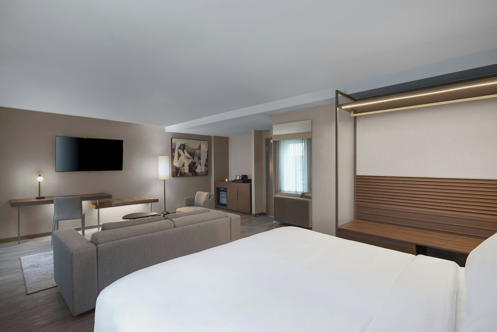 Room, 1 King Bed with Sofa bed thumbnail 6