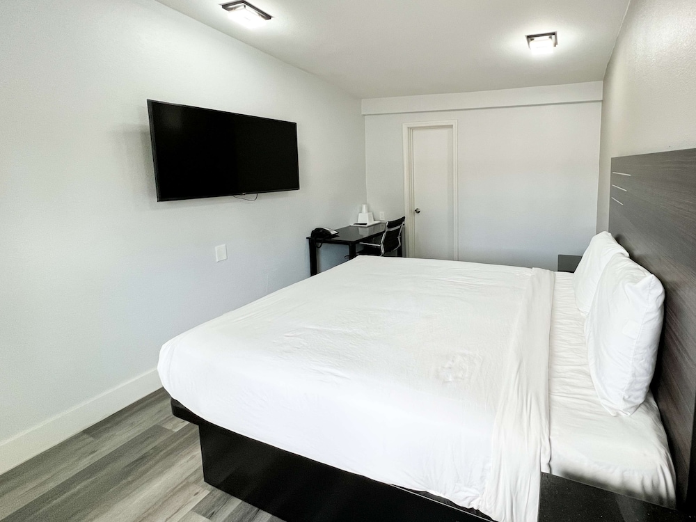 Deluxe Room, 1 Queen Bed, Accessible, Non Smoking photo 1