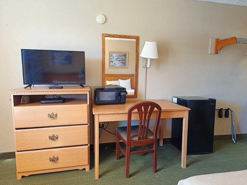 Room, 2 Double Beds, Non Smoking - Photo 4