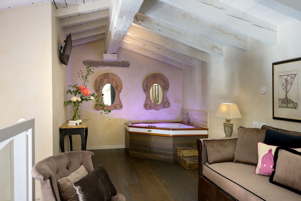 Classic Suite, Jetted Tub photo 1