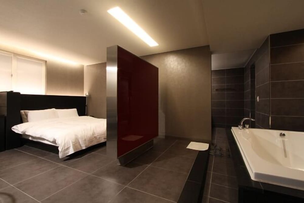 Deluxe Room (Check-in 12PM / 4PM on Saturday) photo 3