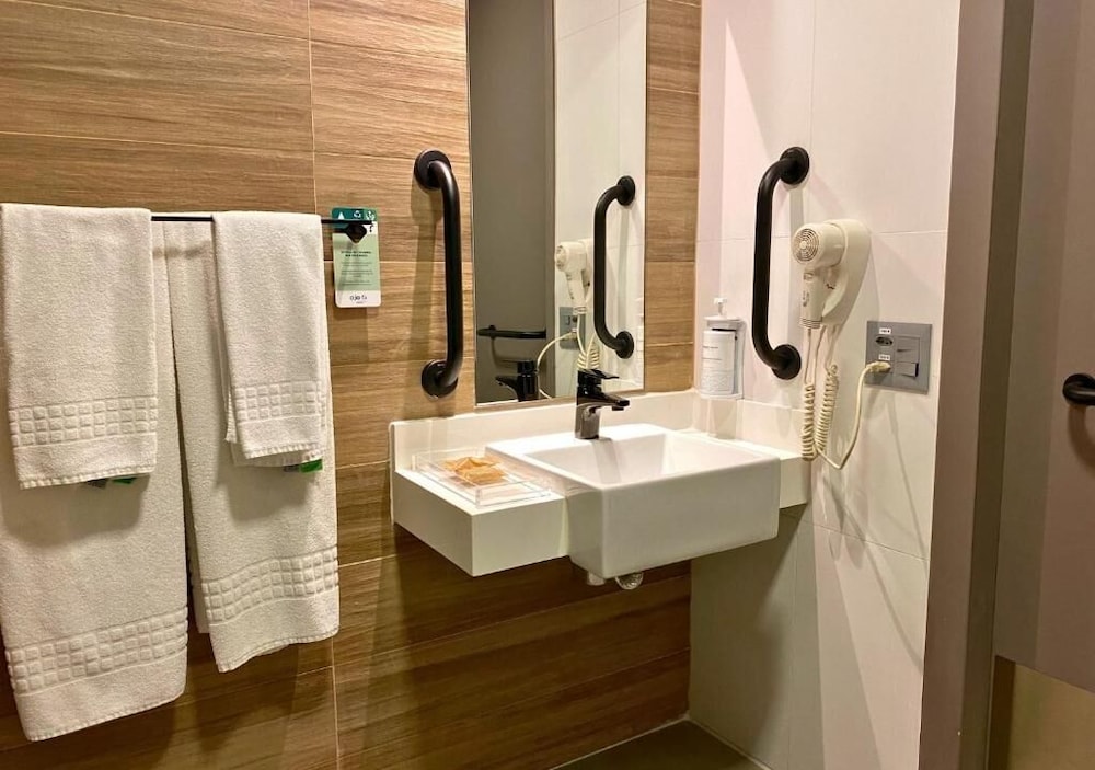 Luxury Room, 1 Queen Bed, Mobility Accessible - Photo 9