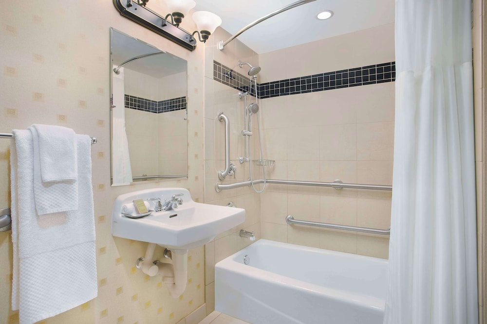 Room, 1 King Bed, Accessible, Bathtub (Runway) - Photo 6