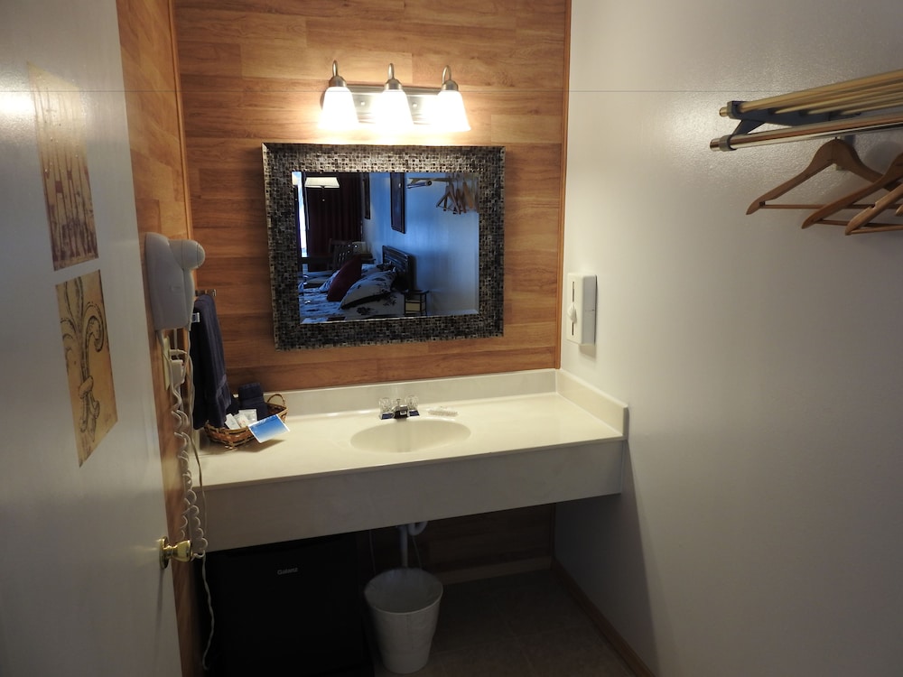 Basic Room, 1 King Bed, Refrigerator (Upstairs or Ground Level) photo 2