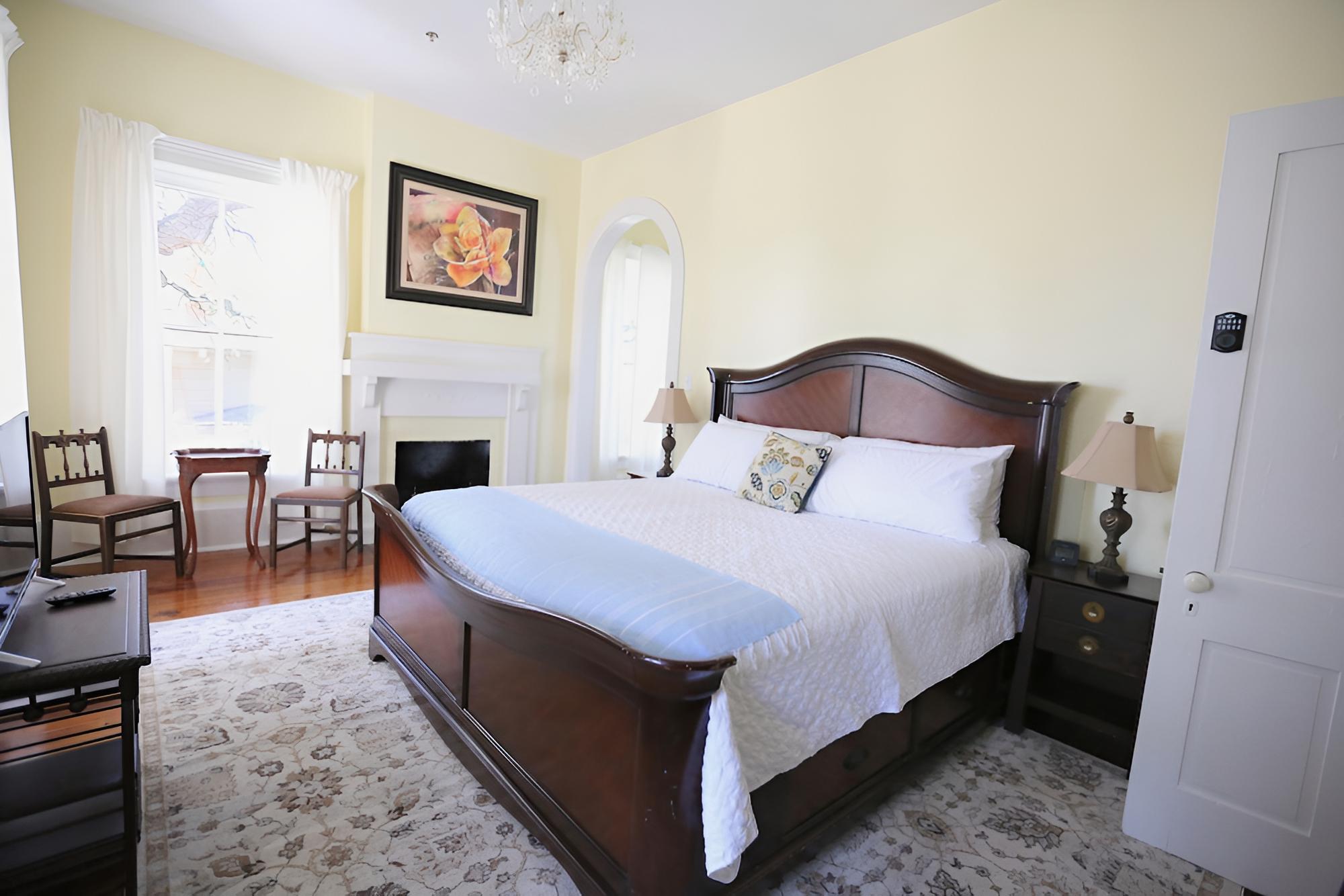 Yellow Rose - King Bed, 2nd Floor, No Pets photo 1
