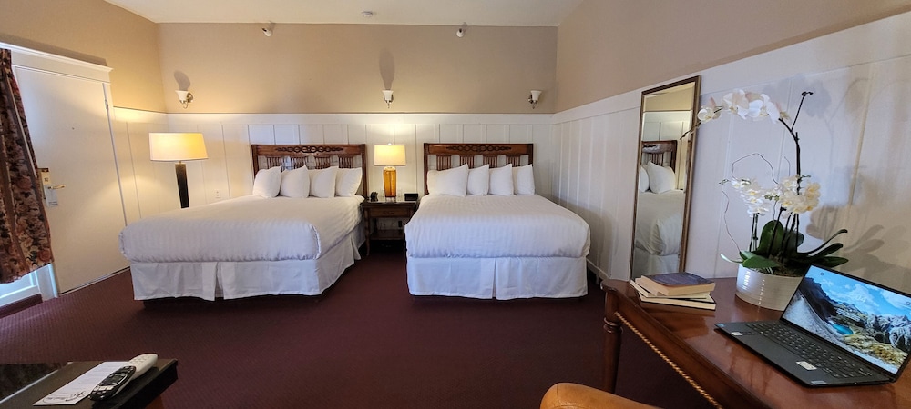 Family Quadruple Room, 2 Queen Beds, Patio, Ground Floor photo 2