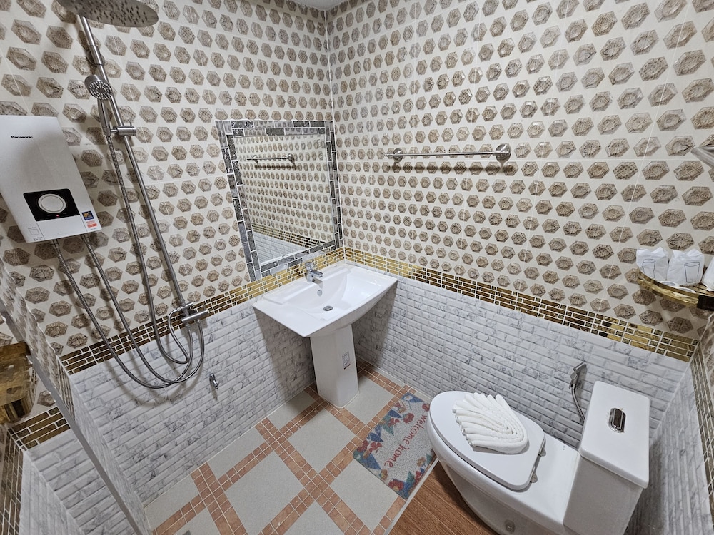 Grand Room, Ensuite photo 3