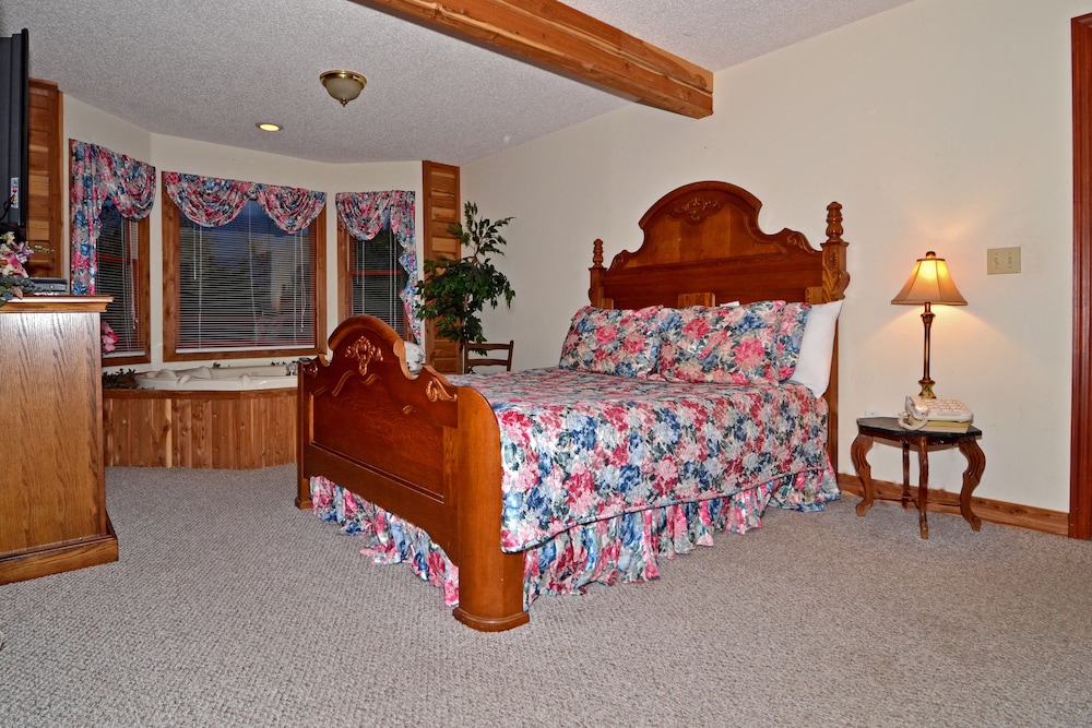 Log Cabin, 2 Bedrooms, Jetted Tub, Outdoor Hot Tub, Mountain View (2 King Beds) photo 2