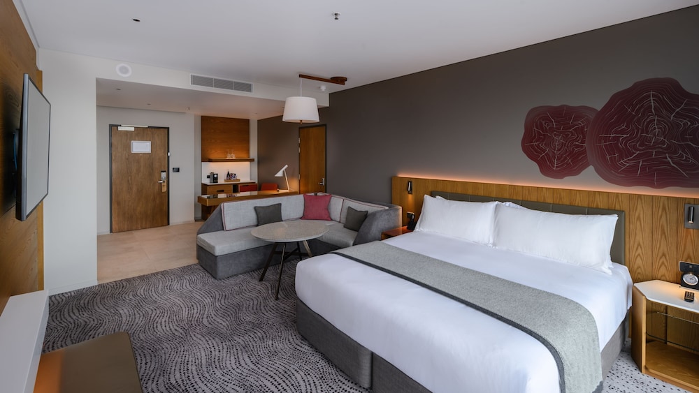 Junior Suite, 1 King Bed, Club Lounge Access, City View thumbnail 5