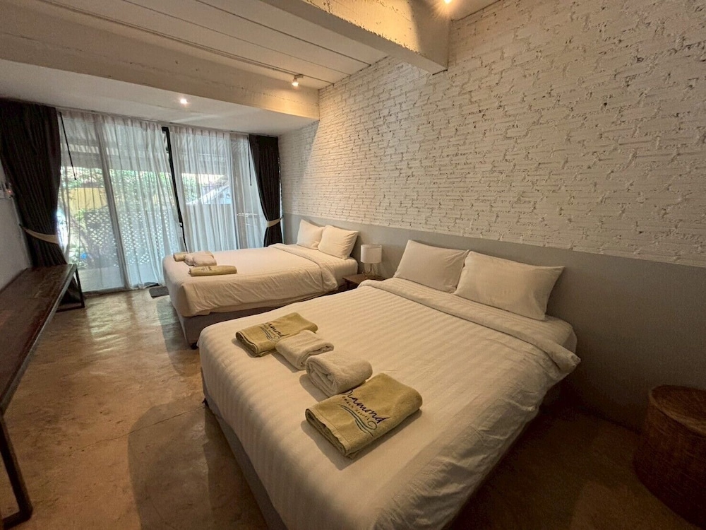 Two Queen Room with Balcony (Next to Bar and Restaurant, Music Played from 10:00AM - 12:00AM) photo 2
