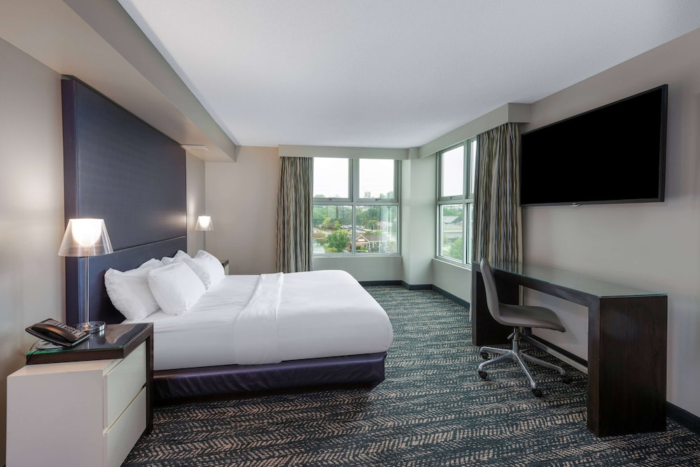 Suite, 1 King Bed, Non Smoking (City Side View) - Photo 2