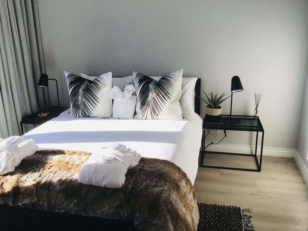 Luxury Apartment, 1 Queen Bed, Balcony, City View photo 3