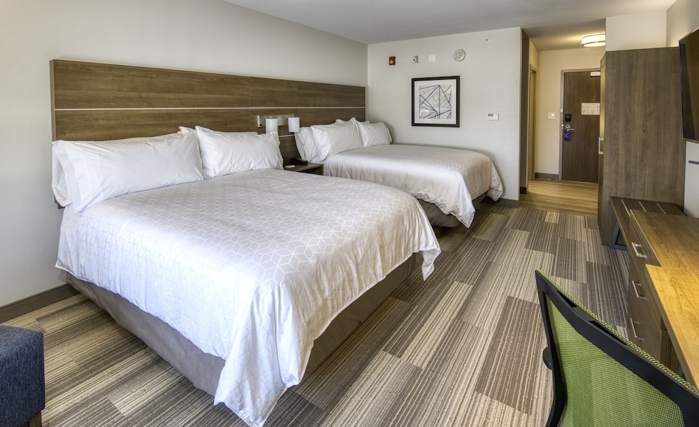 Standard Room, 2 Queen Beds photo 2