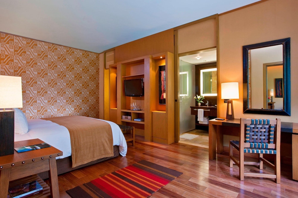 Deluxe Room, 1 King Bed photo 3