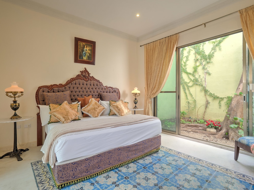 Deluxe Double Room, 1 King Bed, Bathtub, Pool View photo 1