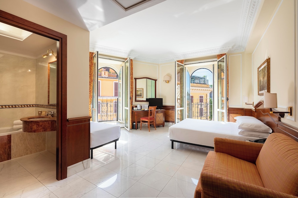 Superior Quadruple Room, City View photo 3