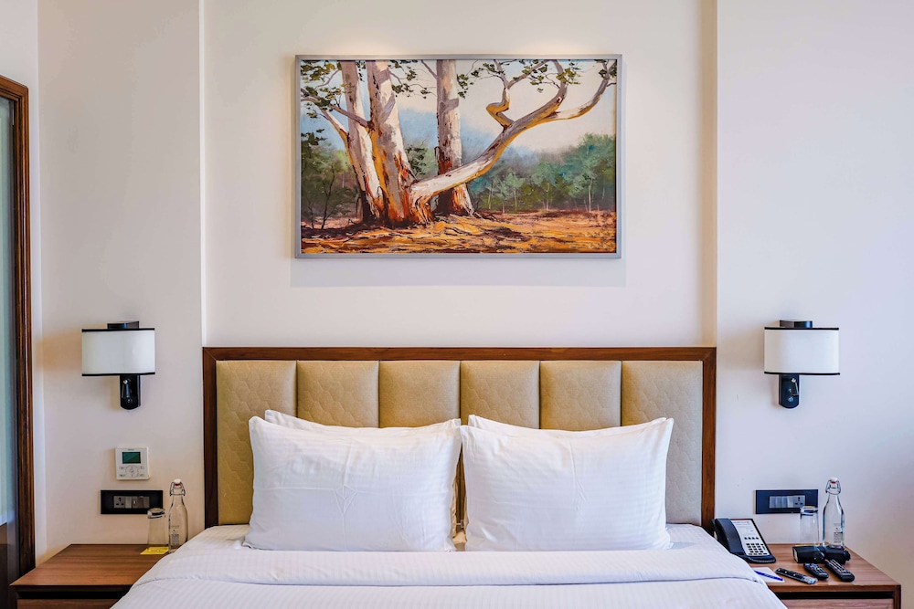 Premium Room, 1 King Bed - Photo 9