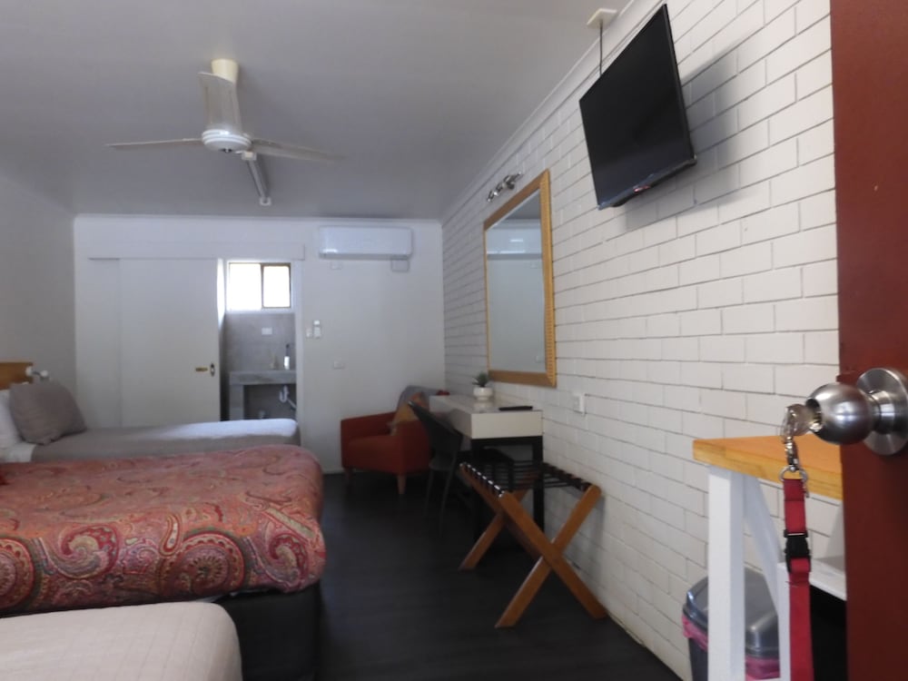 Accessible Queen + Single Room photo 3