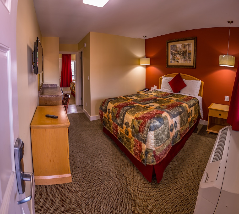 Room, 2 Queen Beds, Courtyard View, Poolside photo 1