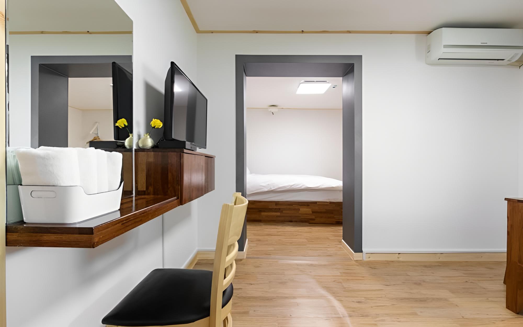 Room (Room 201) - Photo 9