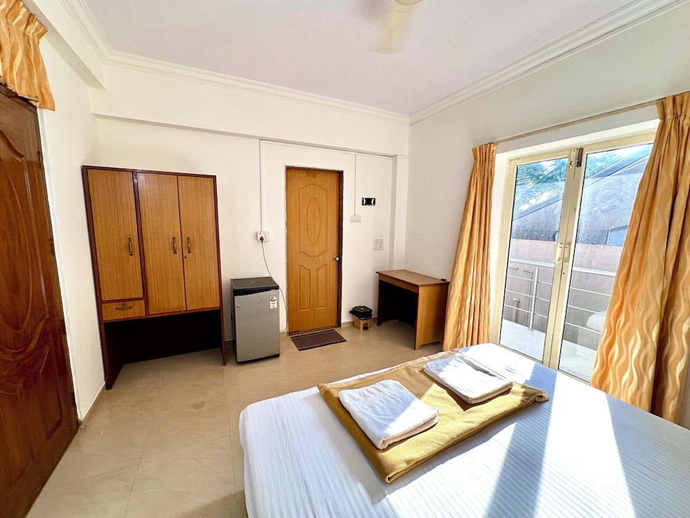 Deluxe Room, 1 King Bed, Air conditioning, Beachfront