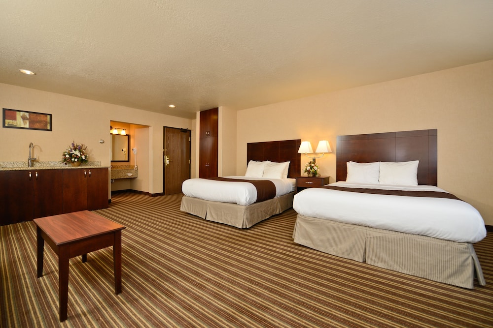 Deluxe Room, Multiple Beds (Two Queen Beds with a Sofa Bed) photo 2