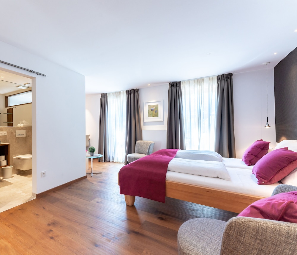Double Room (E )