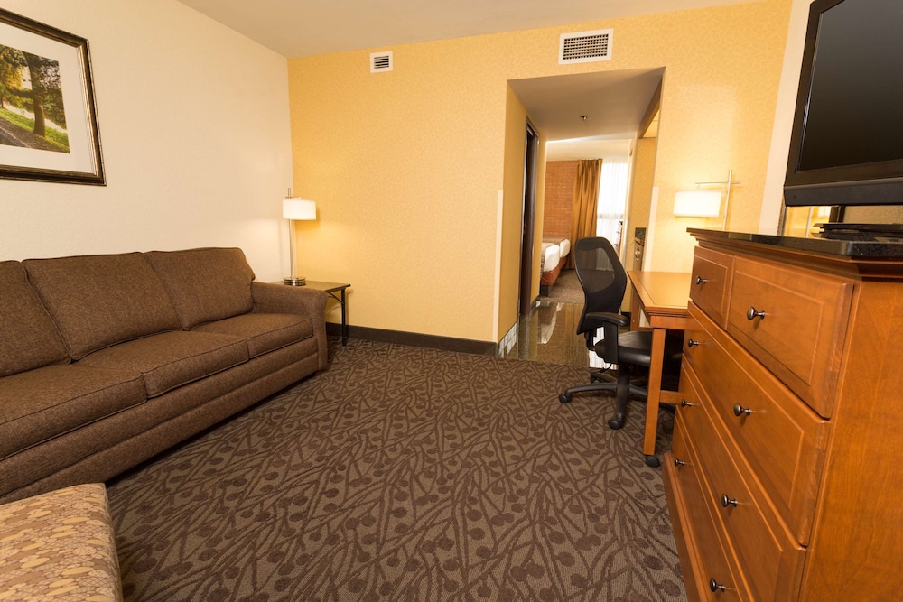 Suite, Multiple Beds, Refrigerator & Microwave (Upper Floor) photo 1
