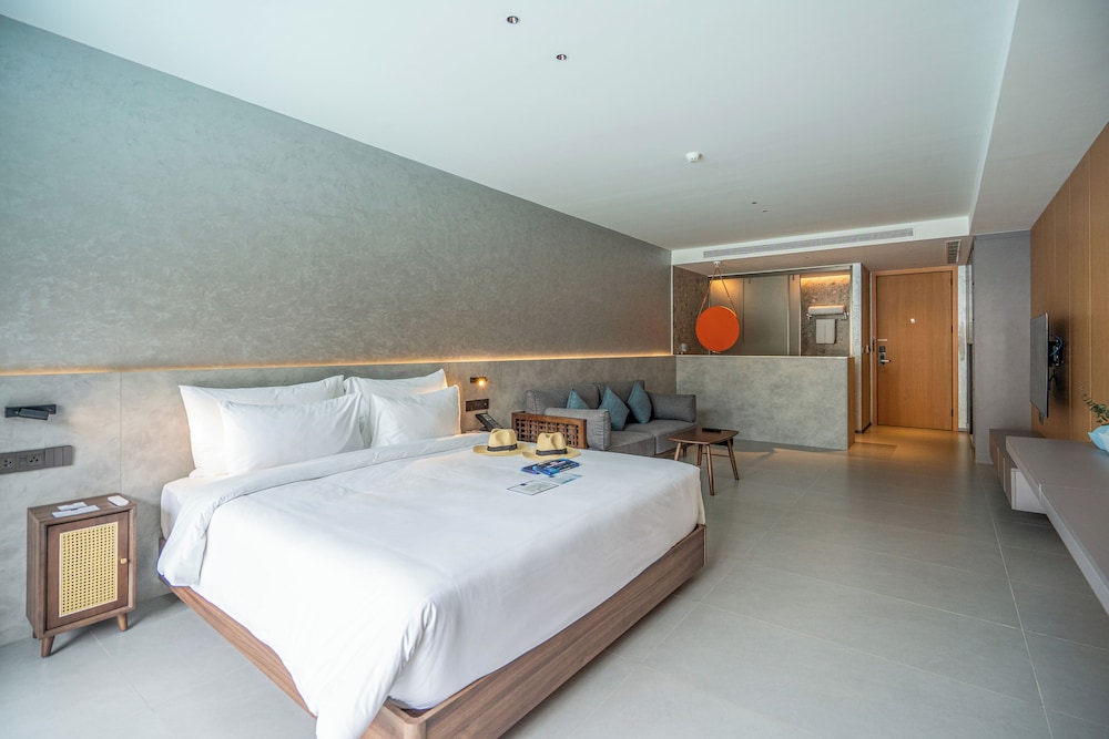 Premium Triple Room, 1 King Bed, Poolside photo 3
