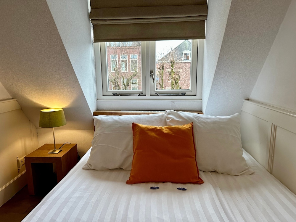 Basic Double Room, 1 Double Bed, Shared Bathroom photo 2