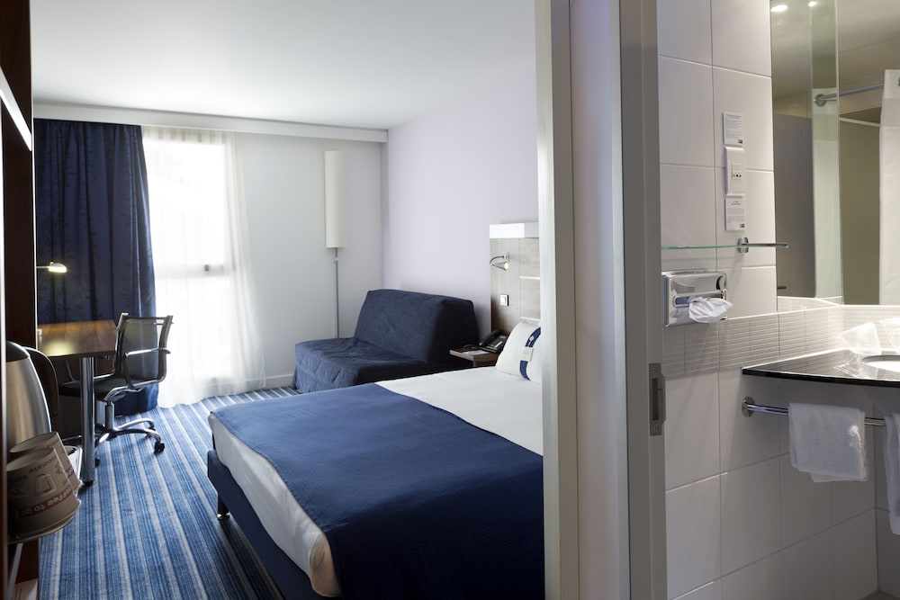 Standard Room, Multiple Beds thumbnail 6