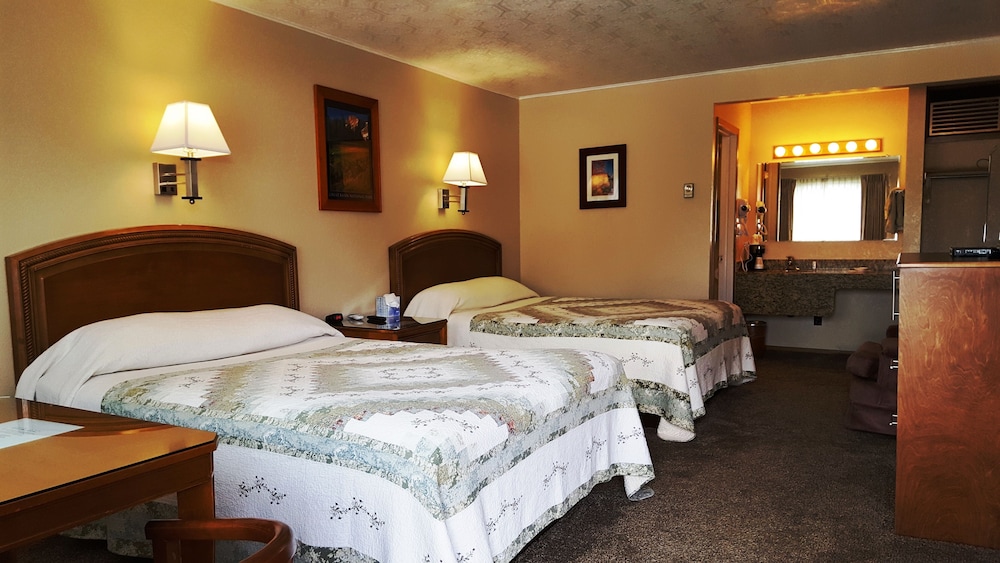Pet Room, 2 Queen Beds photo 2