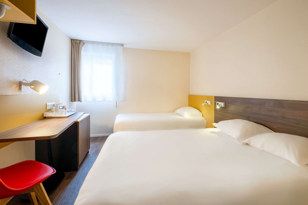 Standard Room, Multiple Beds, Non Smoking - Photo 7
