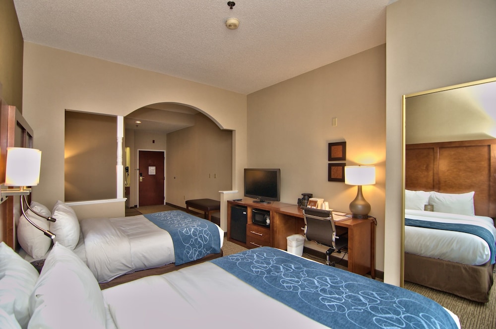 Suite, Multiple Beds, Non Smoking - Photo 7