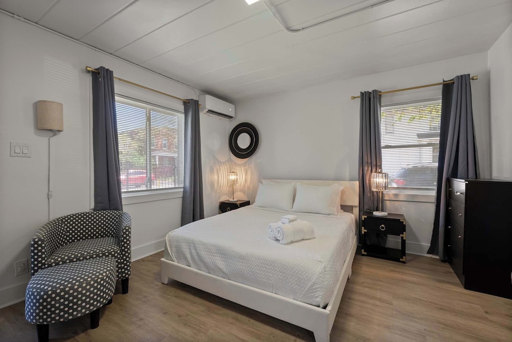 Studio, 1 Queen Bed, Kitchen, Garden View (Chic City Retreat 99)