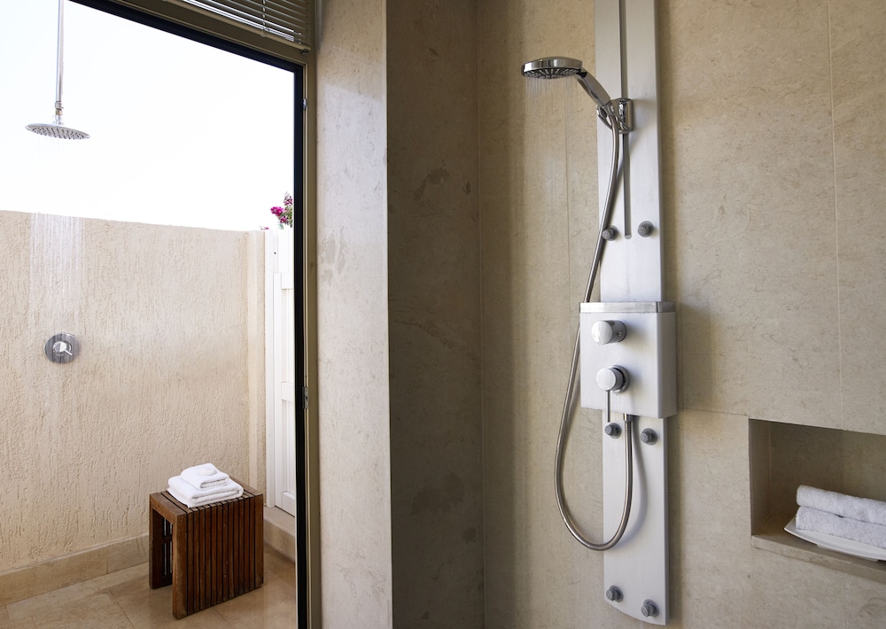 2 Bedroom Spa Suite Sea View with Private Heated pool and 2 Beach Cabanas