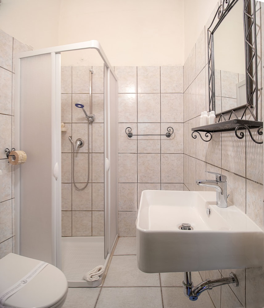Double Room - Photo 21