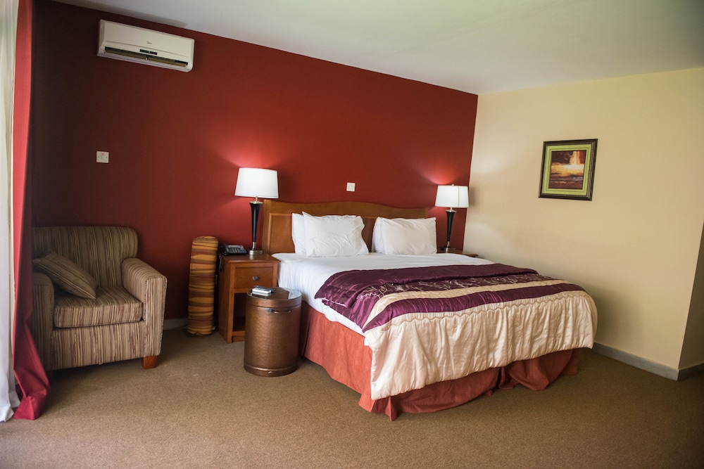 Executive Suite, 1 Queen Bed, Garden View photo 2